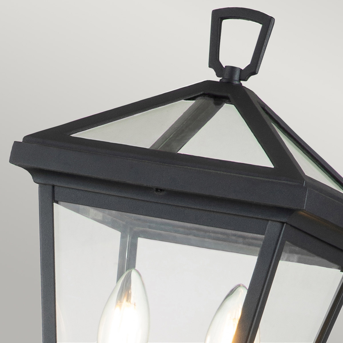 Alford Place 110cm Negro balizas De Elstead Lighting - Alford Place &auml;r en stilren och klassisk pollare som ger din entr&eacute; eller tr&auml;dg&aring;rd en elegant touch.