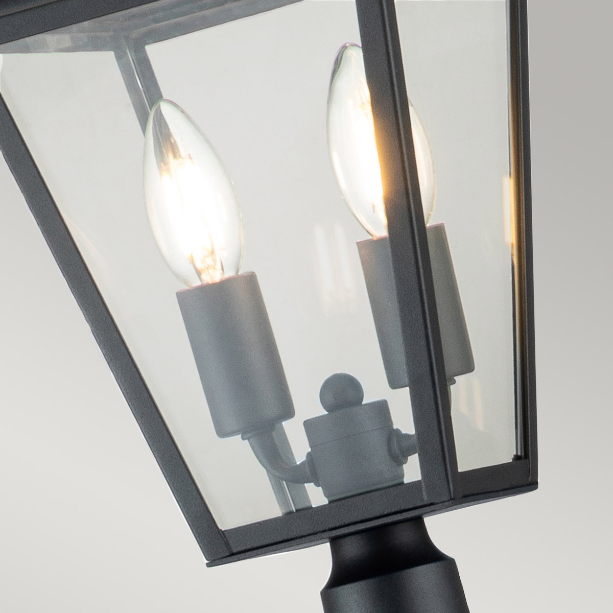 Alford Place 110cm Negro balizas De Elstead Lighting - Alford Place &auml;r en stilren och klassisk pollare som ger din entr&eacute; eller tr&auml;dg&aring;rd en elegant touch.
