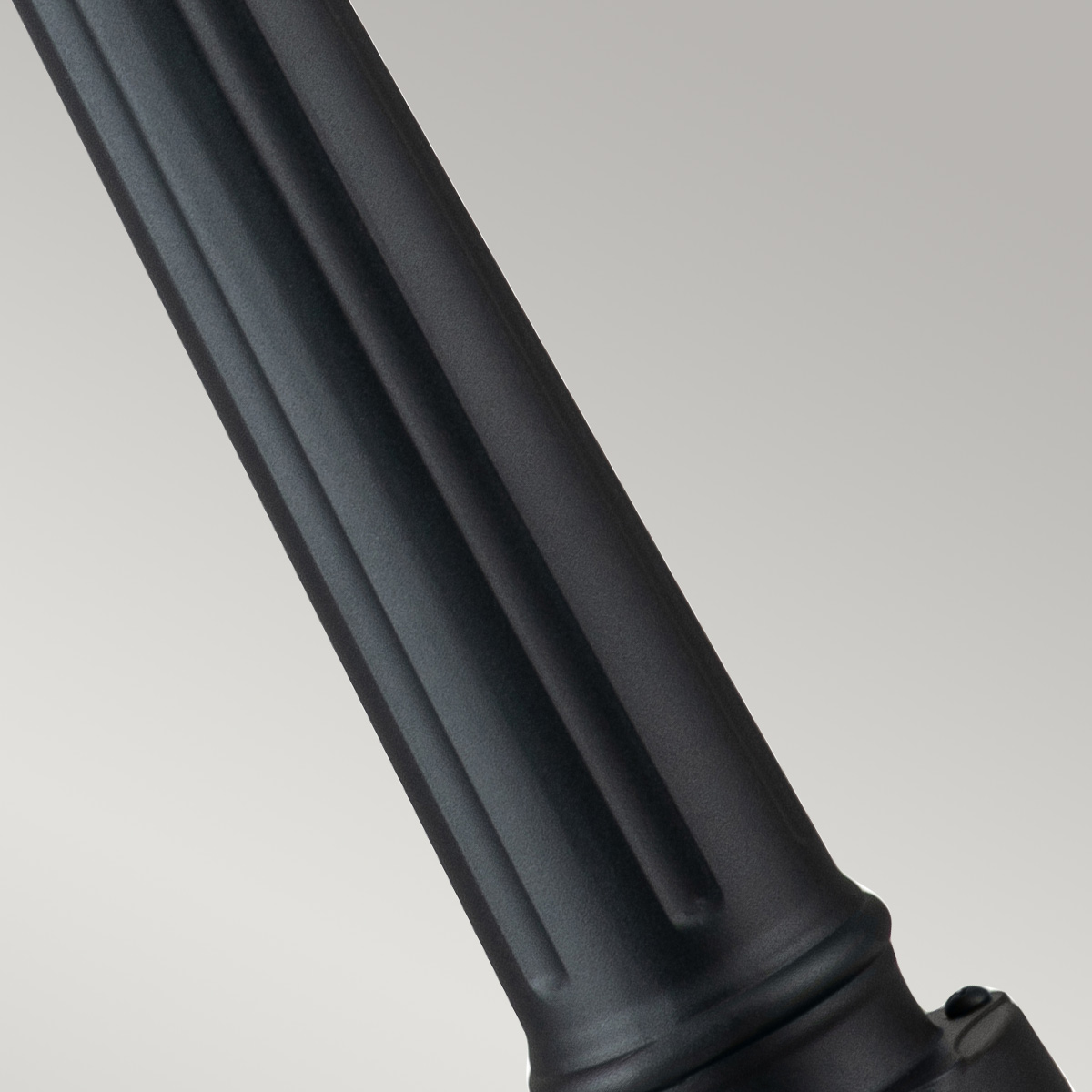 Alford Place 110cm Negro balizas De Elstead Lighting - Alford Place &auml;r en stilren och klassisk pollare som ger din entr&eacute; eller tr&auml;dg&aring;rd en elegant touch.