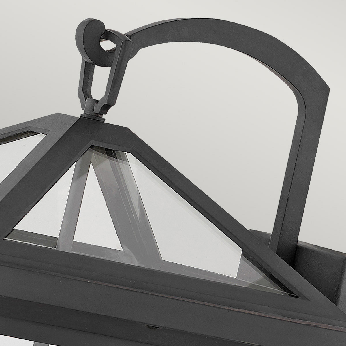 Alford Place 54cm Negro lámpara de exterior De Elstead Lighting - Alford Place &auml;r en klassisk och elegant fasadlampa som kombinerar tidl&ouml;s design med h&ouml;g kvalitet.