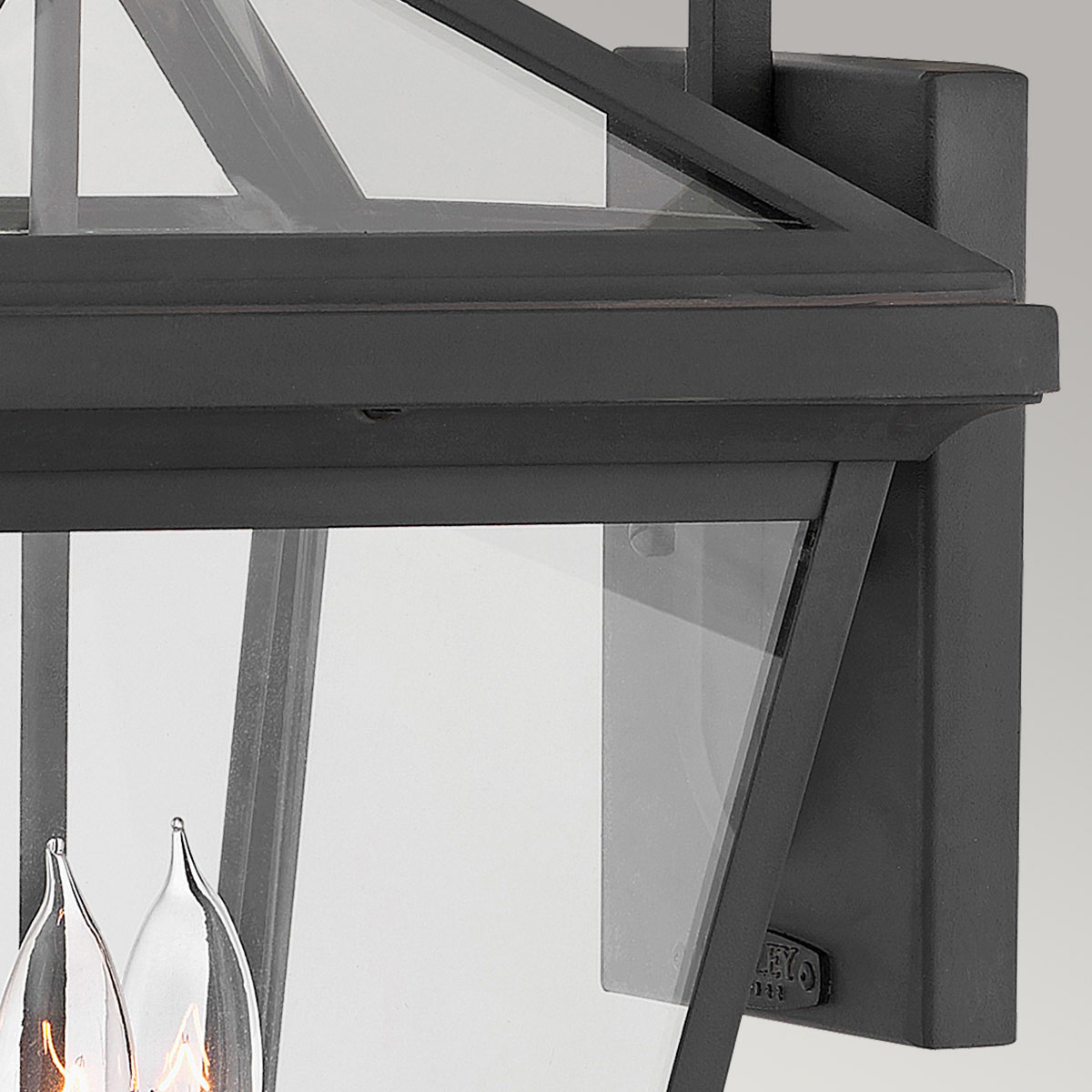 Alford Place 54cm Negro lámpara de exterior De Elstead Lighting - Alford Place &auml;r en klassisk och elegant fasadlampa som kombinerar tidl&ouml;s design med h&ouml;g kvalitet.