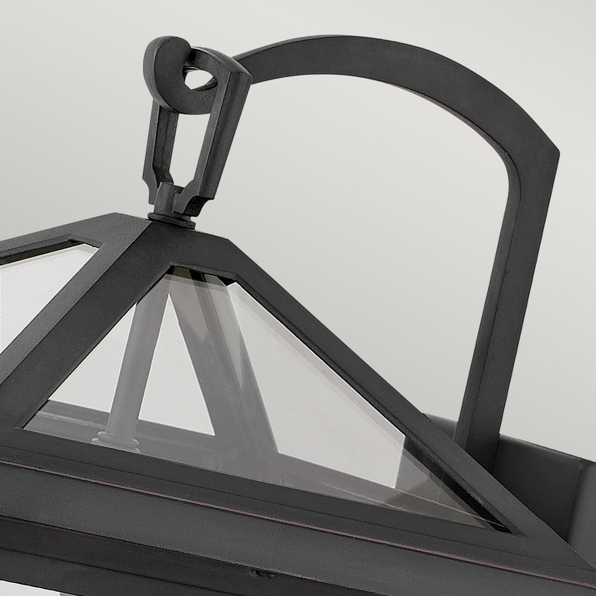 Alford Place 46cm Negro lámpara de exterior De Elstead Lighting - Den svarta ramen i aluminium och de klara glaspartierna skapar en lyxig och stilfull look som lyfter din entr&eacute;, uteplats eller fasad.