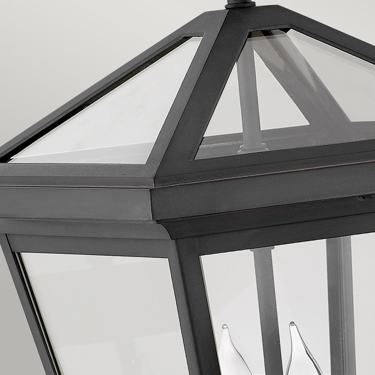 Alford Place 46cm Negro lámpara de exterior De Elstead Lighting - Den svarta ramen i aluminium och de klara glaspartierna skapar en lyxig och stilfull look som lyfter din entr&eacute;, uteplats eller fasad.