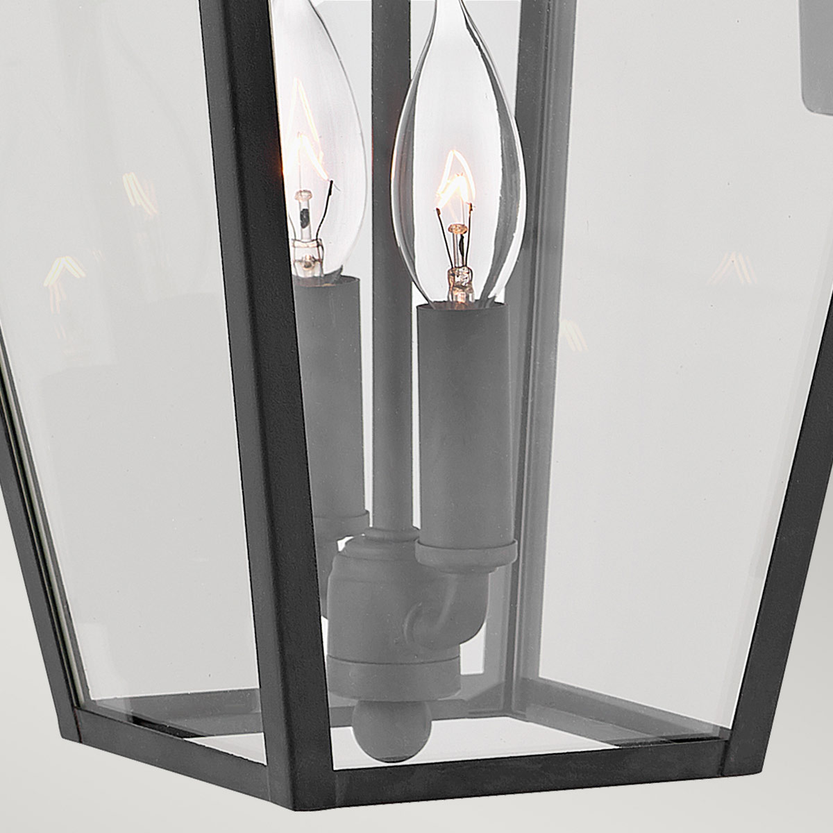 Alford Place 46cm Negro lámpara de exterior De Elstead Lighting - Den svarta ramen i aluminium och de klara glaspartierna skapar en lyxig och stilfull look som lyfter din entr&eacute;, uteplats eller fasad.