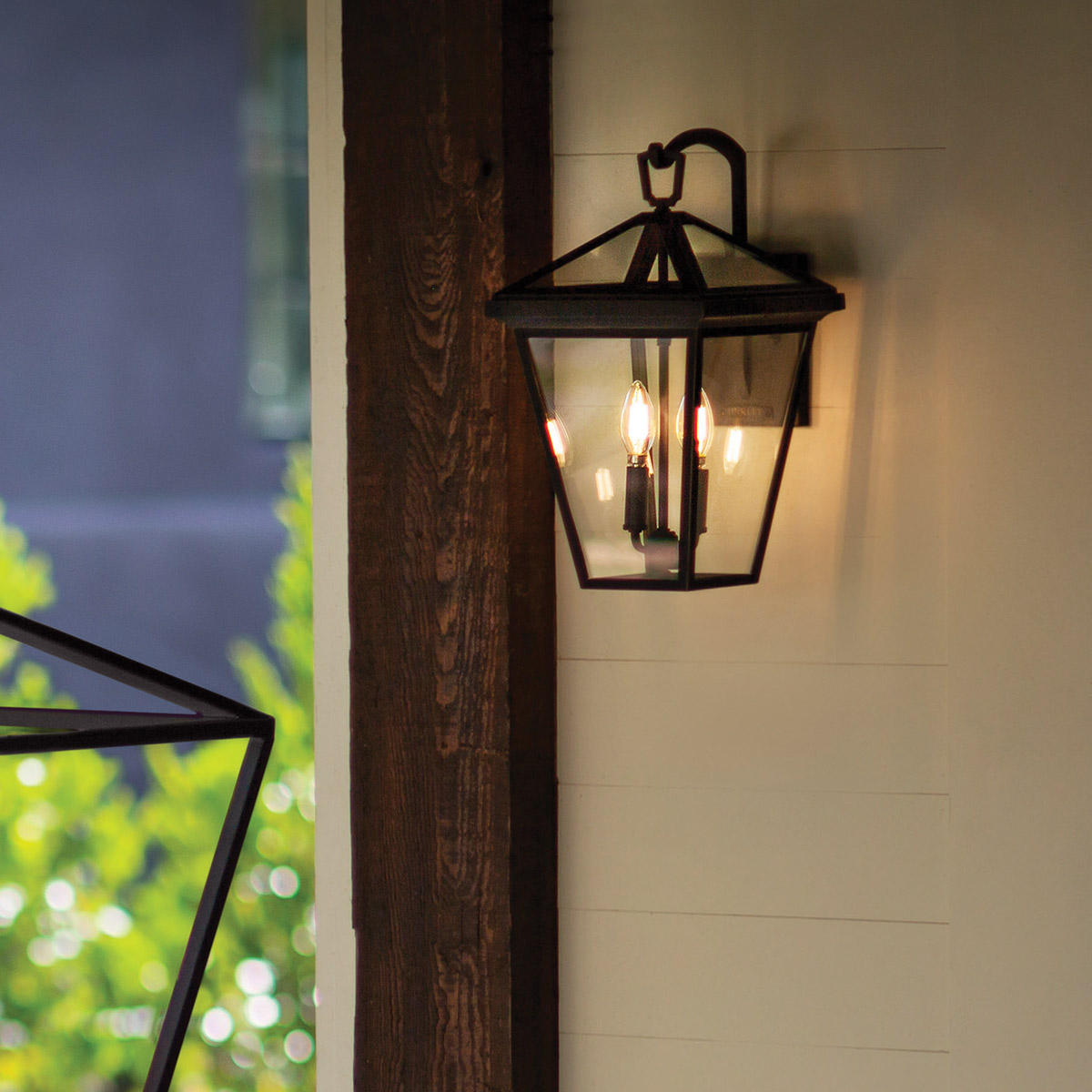 Alford Place 46cm Negro lámpara de exterior De Elstead Lighting - Den svarta ramen i aluminium och de klara glaspartierna skapar en lyxig och stilfull look som lyfter din entr&eacute;, uteplats eller fasad.