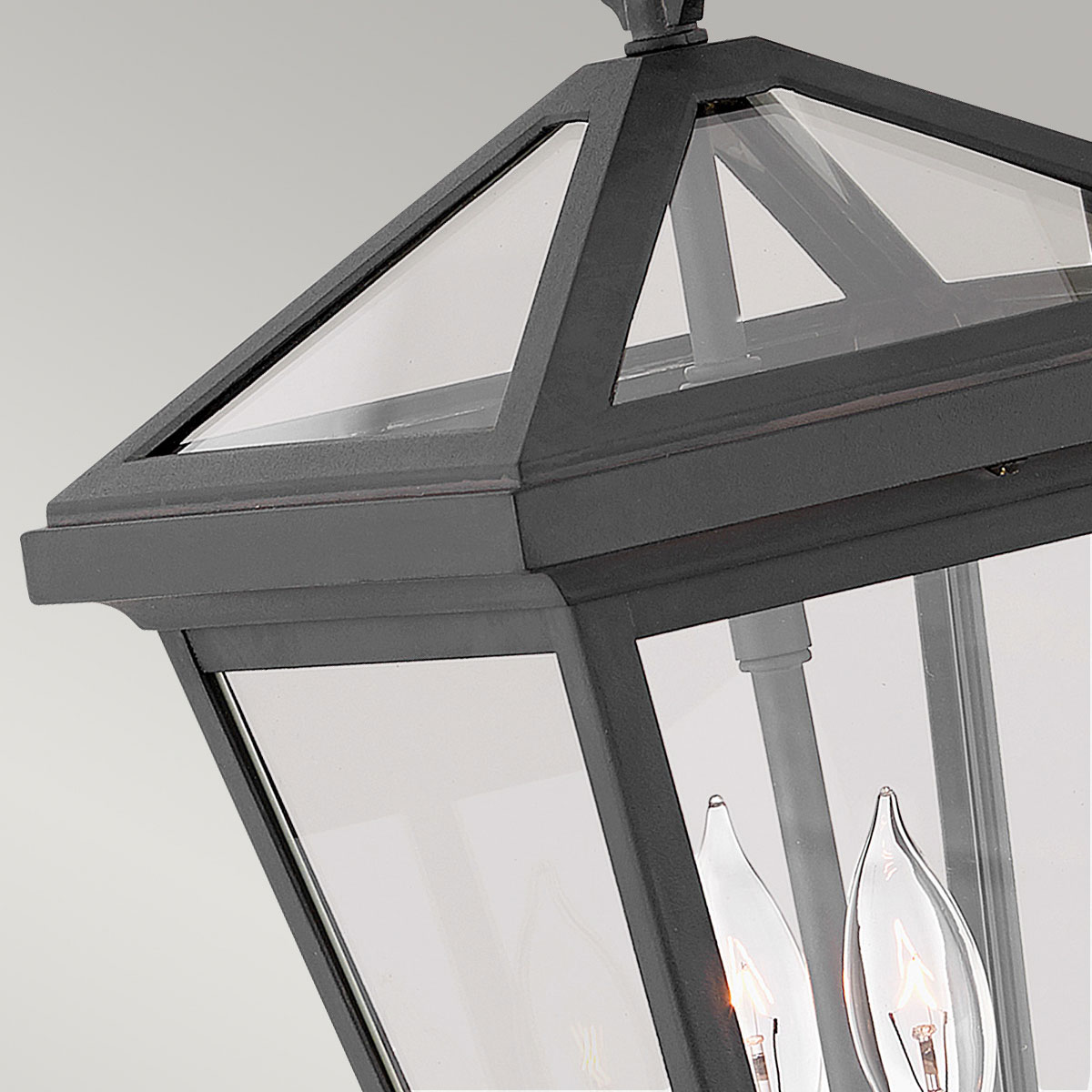 Alford Place 37cm Negro lámpara de exterior De Elstead Lighting - Den svarta ramen i aluminium och de klara glaspartierna skapar en lyxig och stilfull look som lyfter din entr&eacute;, uteplats eller fasad.