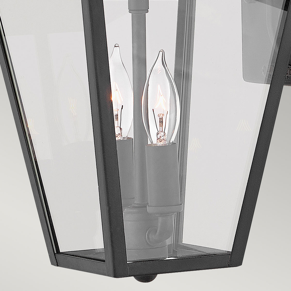 Alford Place 37cm Negro lámpara de exterior De Elstead Lighting - Den svarta ramen i aluminium och de klara glaspartierna skapar en lyxig och stilfull look som lyfter din entr&eacute;, uteplats eller fasad.