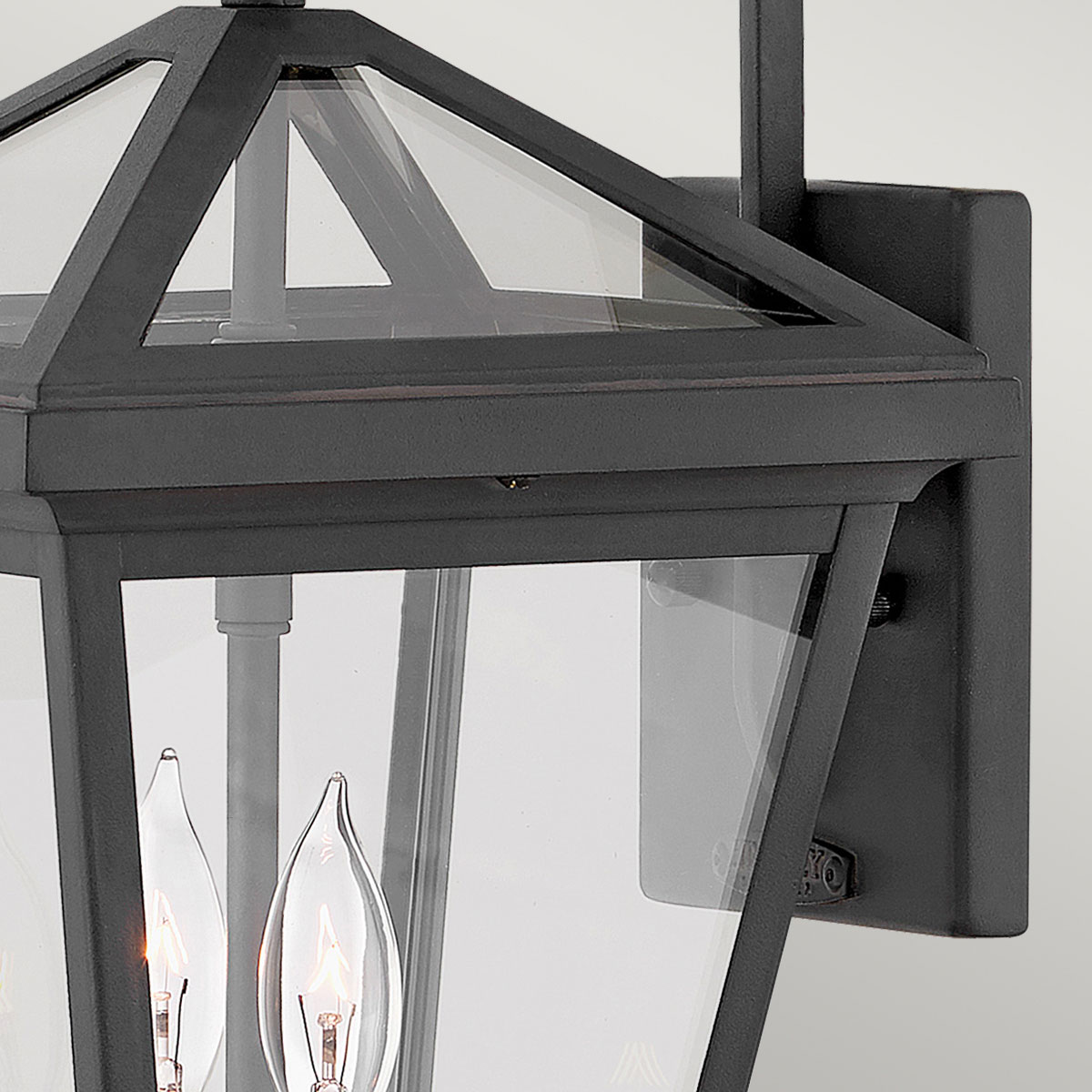 Alford Place 37cm Negro lámpara de exterior De Elstead Lighting - Den svarta ramen i aluminium och de klara glaspartierna skapar en lyxig och stilfull look som lyfter din entr&eacute;, uteplats eller fasad.