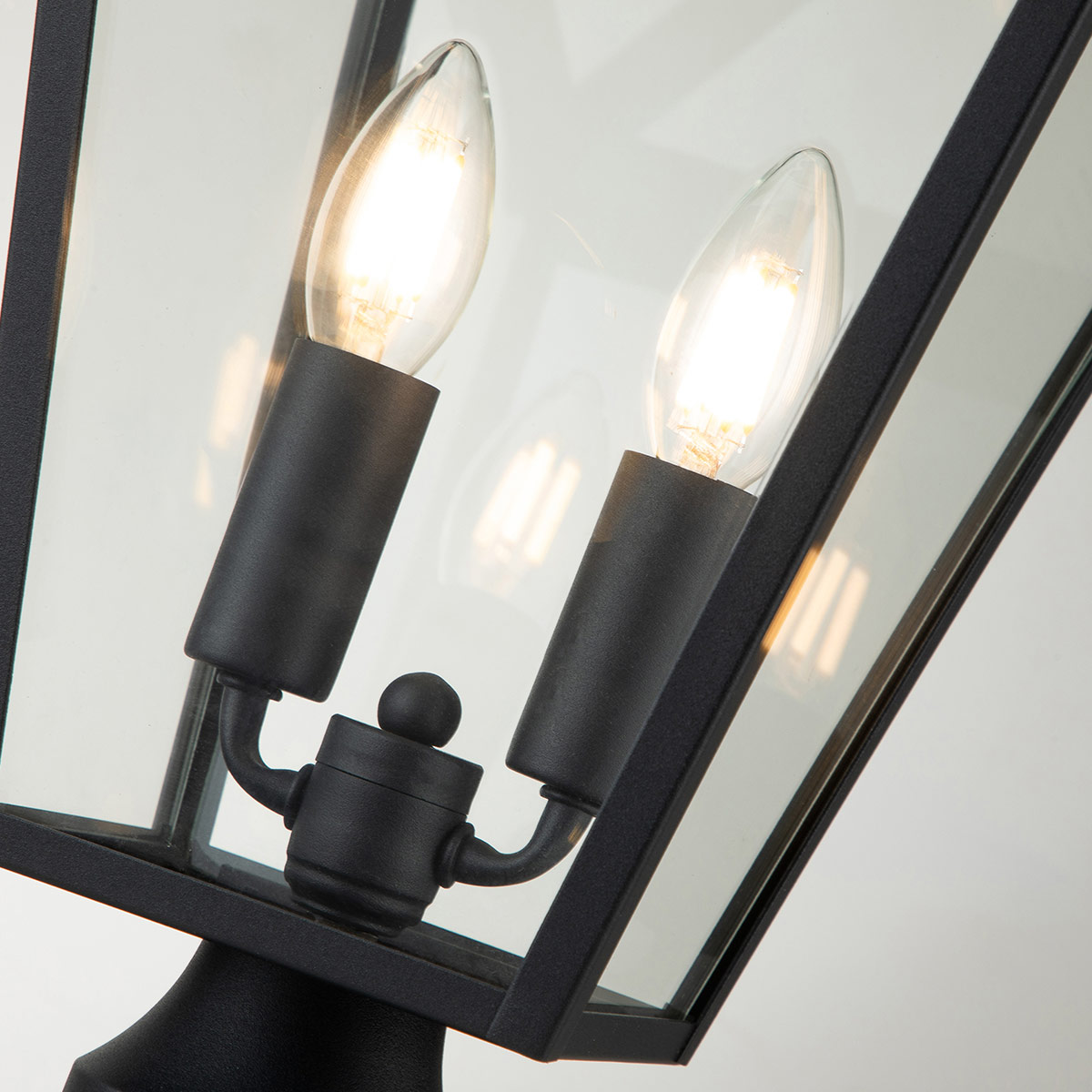 Alford Place 50cm Negro De Elstead Lighting - El resistente marco de aluminio negro y las secciones de vidrio transparente brindan una apariencia sofisticada y distribuyen la luz de manera uniforme y hermosa.