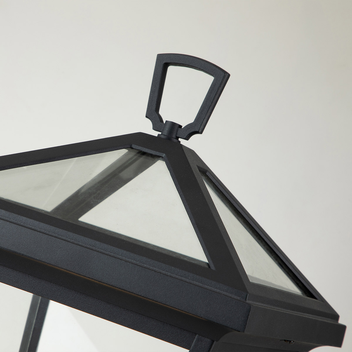 Alford Place 50cm Negro De Elstead Lighting - El resistente marco de aluminio negro y las secciones de vidrio transparente brindan una apariencia sofisticada y distribuyen la luz de manera uniforme y hermosa.
