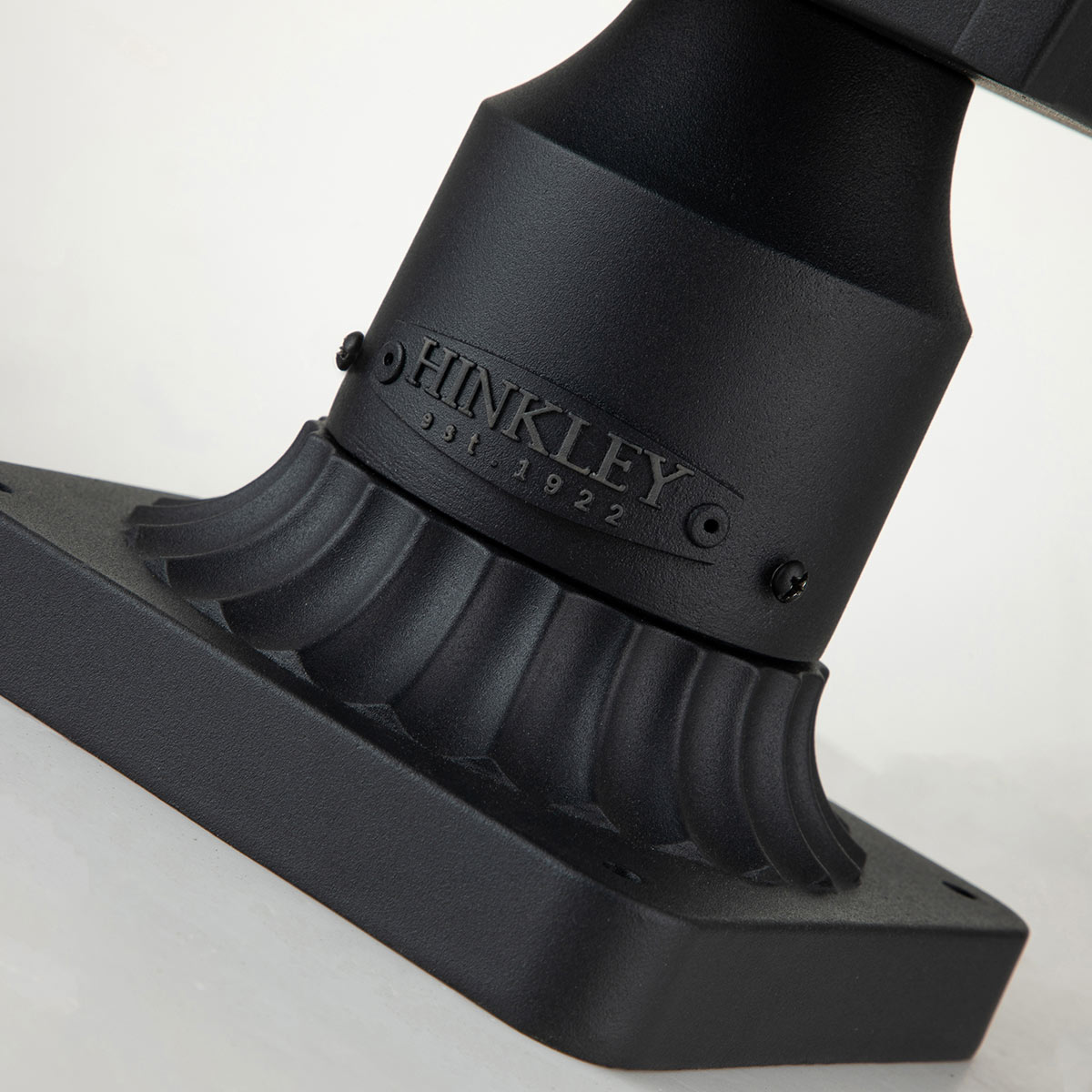 Alford Place 50cm Negro De Elstead Lighting - El resistente marco de aluminio negro y las secciones de vidrio transparente brindan una apariencia sofisticada y distribuyen la luz de manera uniforme y hermosa.