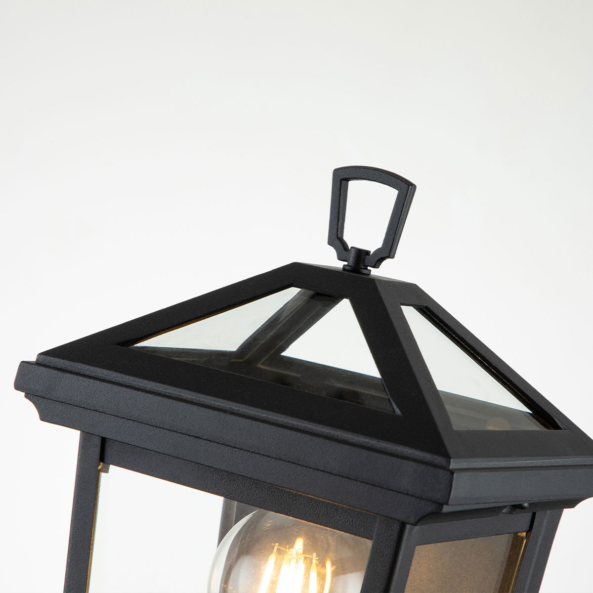 Alford Place 30cm Negro lámpara de exterior De Elstead Lighting - Den svarta ramen i aluminium och de klara glaspartierna skapar en lyxig och stilfull look som lyfter din entr&eacute;, uteplats eller fasad.