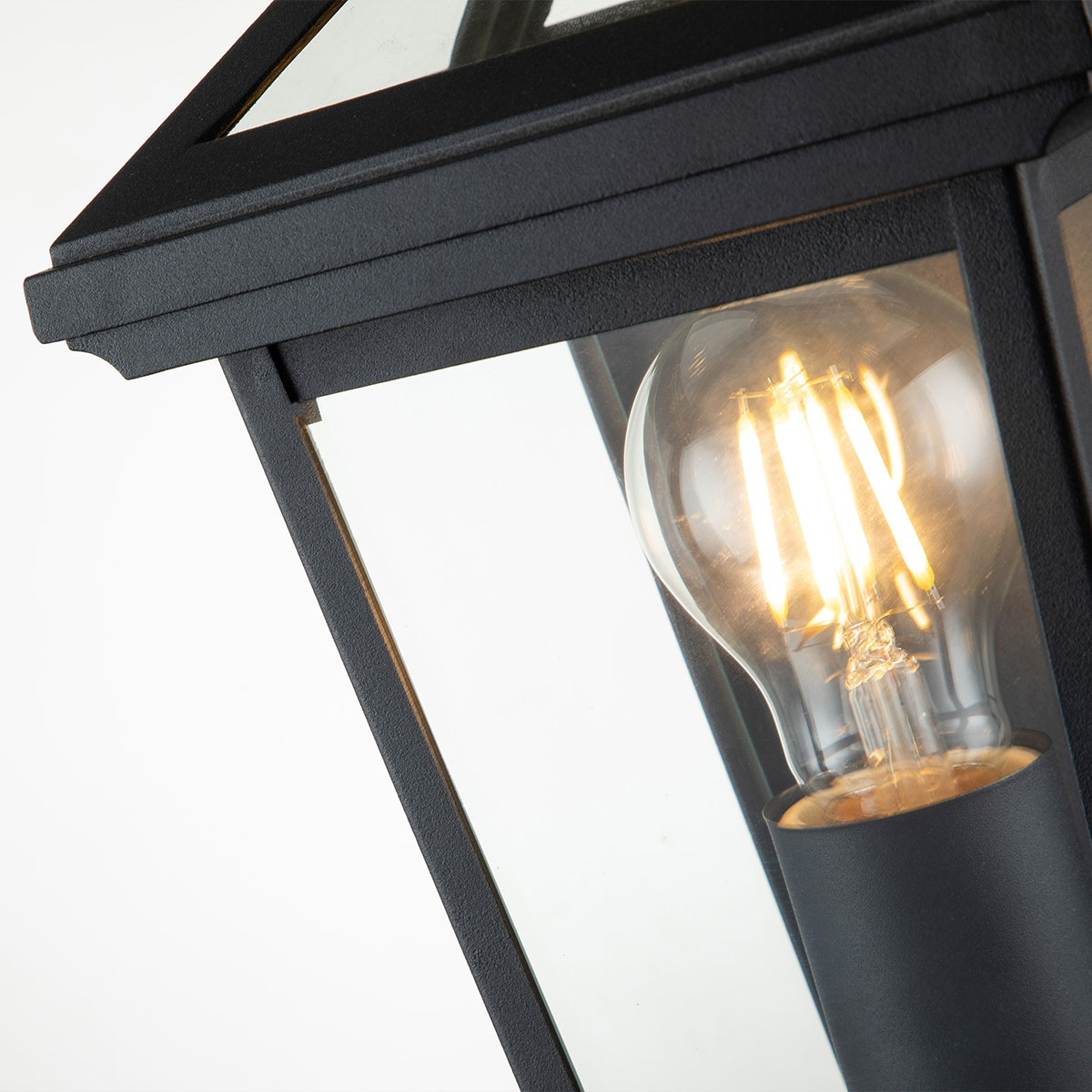 Alford Place 30cm Negro lámpara de exterior De Elstead Lighting - Den svarta ramen i aluminium och de klara glaspartierna skapar en lyxig och stilfull look som lyfter din entr&eacute;, uteplats eller fasad.