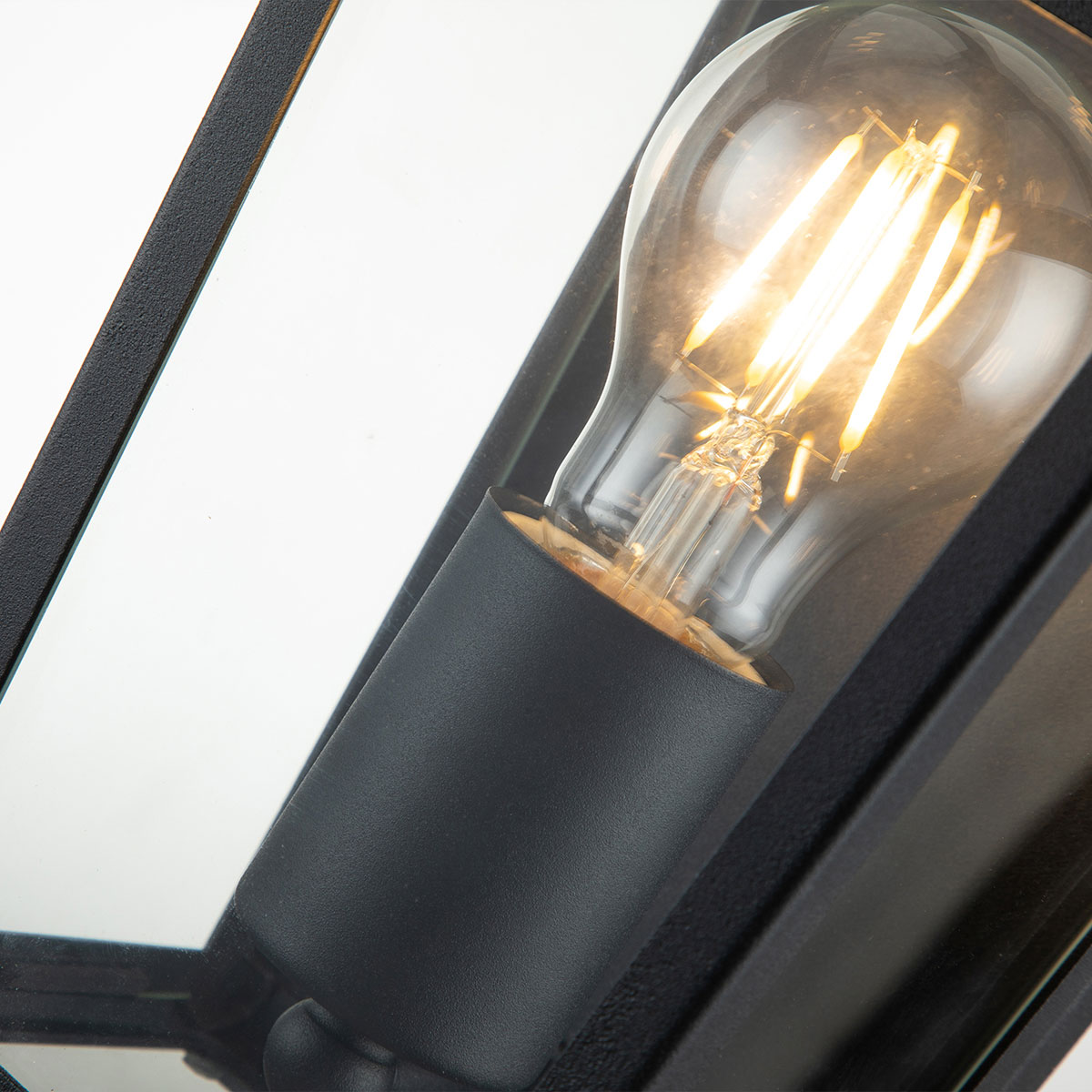 Alford Place 30cm Negro lámpara de exterior De Elstead Lighting - Den svarta ramen i aluminium och de klara glaspartierna skapar en lyxig och stilfull look som lyfter din entr&eacute;, uteplats eller fasad.