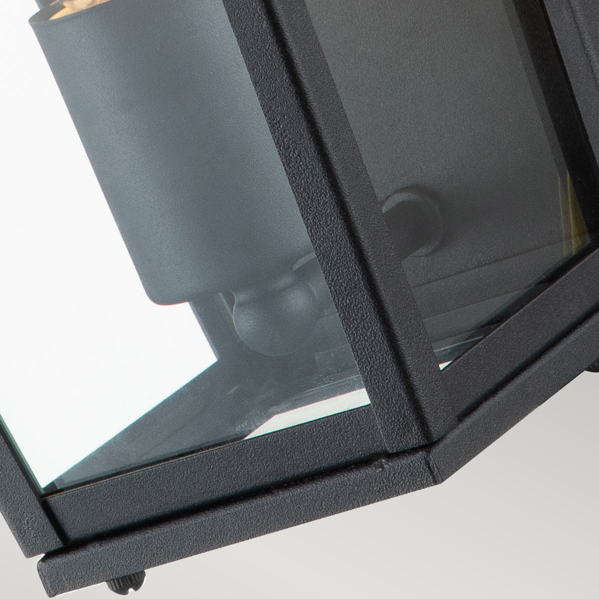 Alford Place 30cm Negro lámpara de exterior De Elstead Lighting - Den svarta ramen i aluminium och de klara glaspartierna skapar en lyxig och stilfull look som lyfter din entr&eacute;, uteplats eller fasad.