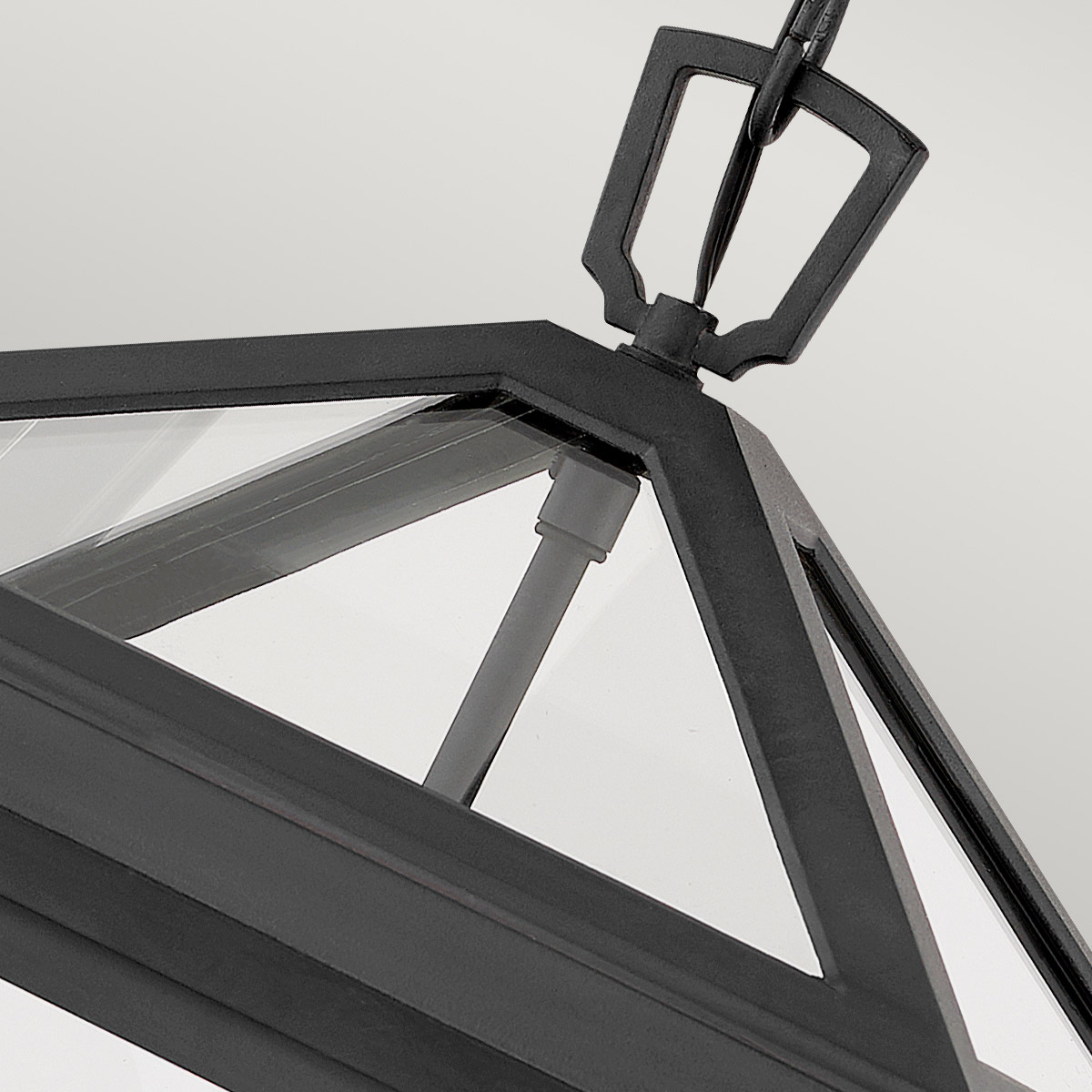 Alford Place L Negro De Elstead Lighting - Den robusta&nbsp;ramen i svart aluminium och de klara glaspartierna skapar ett sofistikerat uttryck samtidigt som ljuset sprids j&auml;mnt och vackert.