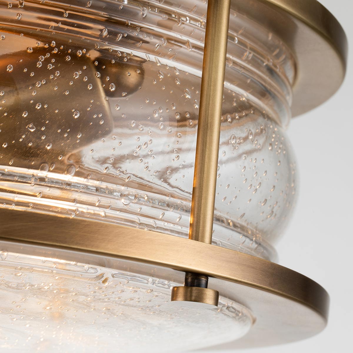 Ashland Bay Ø30 Latón lámpara de baño De Elstead Lighting - Está hecho de acero y vidrio, ofrece un lujoso acabado de latón y espacio para dos.