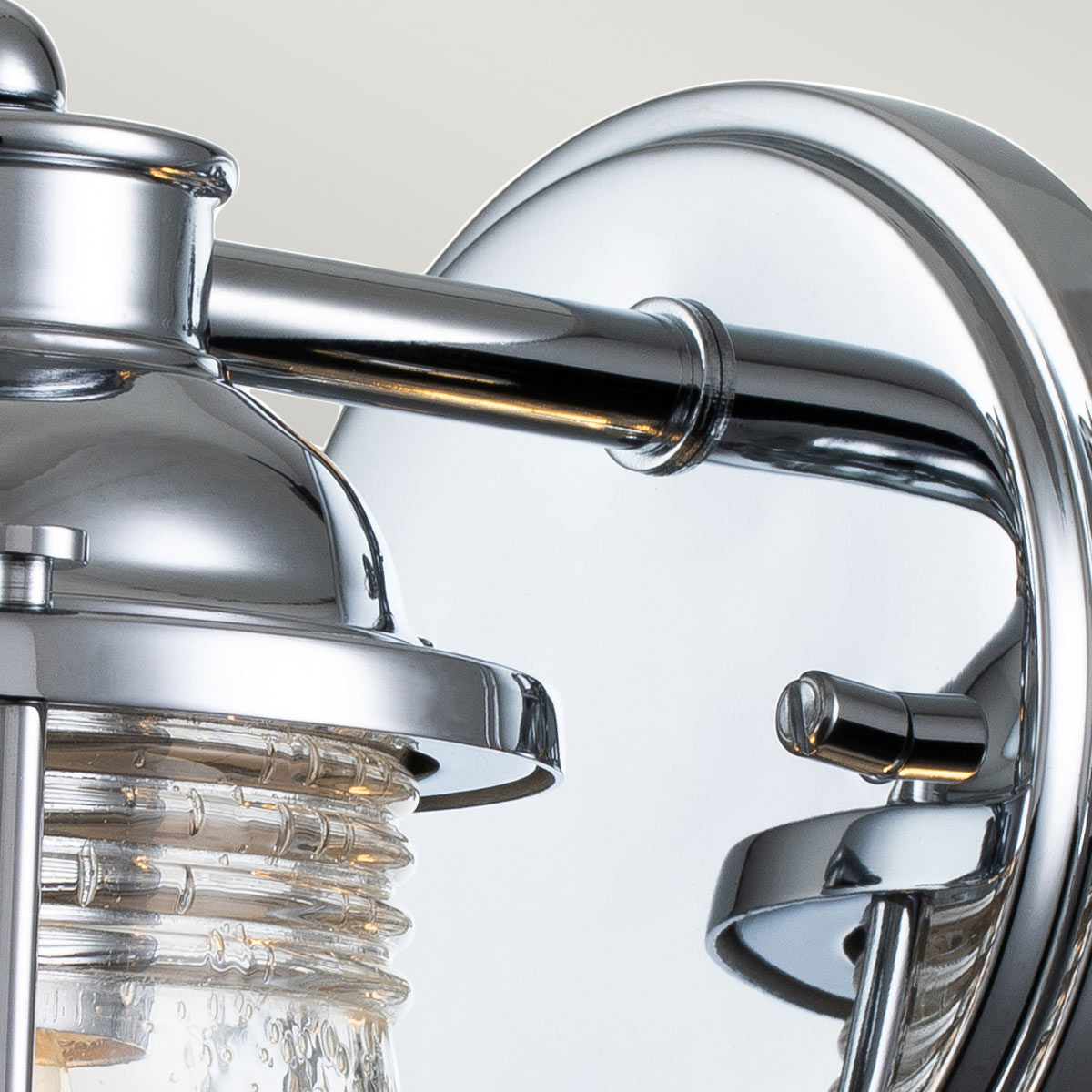 Ashland Bay 20cm Cromo lámpara de baño De Elstead Lighting - Fabricado en acero y vidrio, presenta un lujoso acabado en cromo pulido y un vidrio bellamente texturizado que difunde la luz.