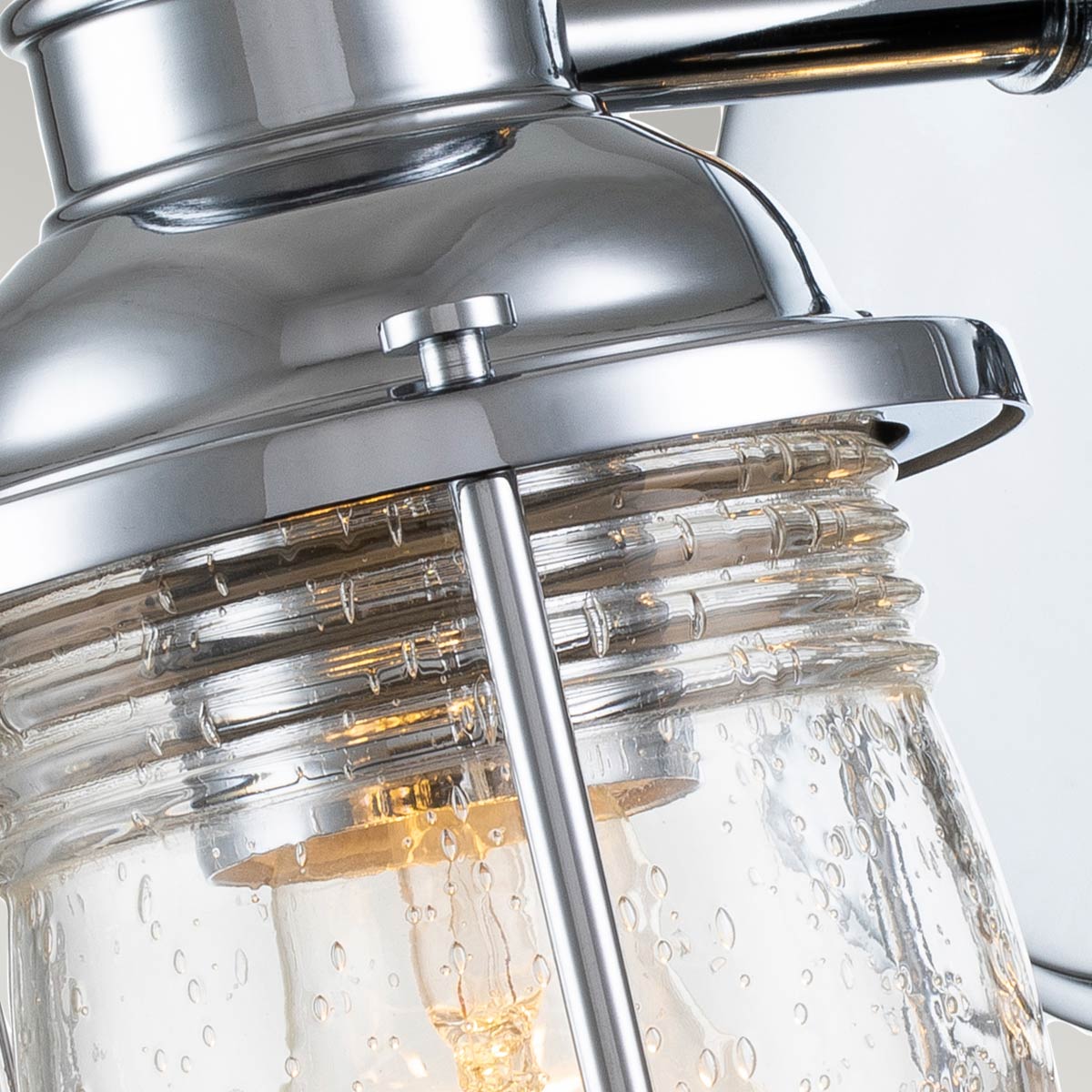 Ashland Bay 20cm Cromo lámpara de baño De Elstead Lighting - Fabricado en acero y vidrio, presenta un lujoso acabado en cromo pulido y un vidrio bellamente texturizado que difunde la luz.