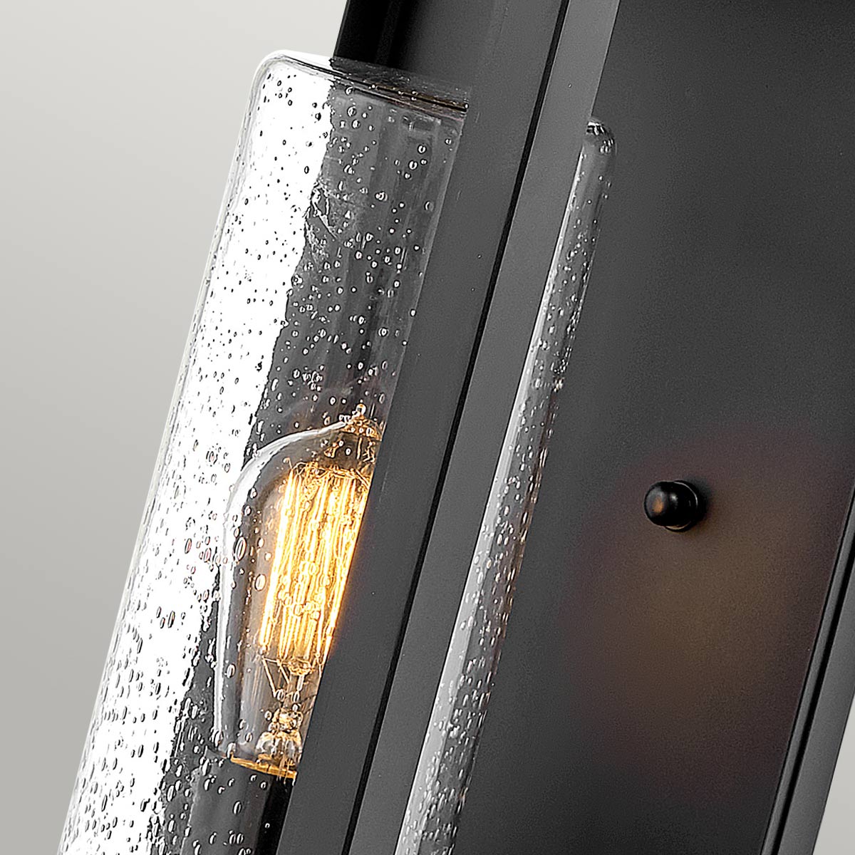 Atwater 52cm Negro lámpara de exterior De Elstead Lighting - Med IP44-klassning &auml;r Atwater skyddad mot fukt och v&auml;derp&aring;verkan, vilket g&ouml;r den till en elegant och l&aring;ngvarig l&ouml;sning f&ouml;r entr&eacute;er, uteplatser och tr&auml;dg&aring;rdsmilj&ouml;er.