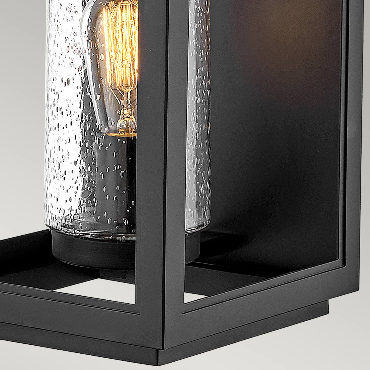 Atwater 52cm Negro lámpara de exterior De Elstead Lighting - Med IP44-klassning &auml;r Atwater skyddad mot fukt och v&auml;derp&aring;verkan, vilket g&ouml;r den till en elegant och l&aring;ngvarig l&ouml;sning f&ouml;r entr&eacute;er, uteplatser och tr&auml;dg&aring;rdsmilj&ouml;er.