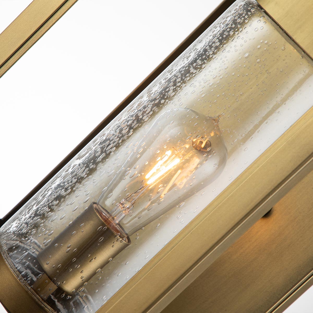 Atwater 52cm Latón lámpara de exterior De Elstead Lighting - Med IP44-klassning &auml;r Atwater skyddad mot fukt och v&auml;derp&aring;verkan, vilket g&ouml;r den till en elegant och l&aring;ngvarig l&ouml;sning f&ouml;r entr&eacute;er, uteplatser och tr&auml;dg&aring;rdsmilj&ouml;er.