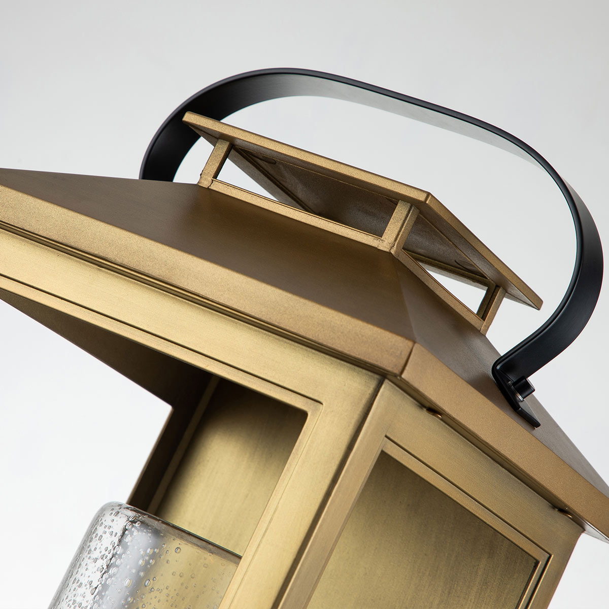 Atwater 52cm Latón lámpara de exterior De Elstead Lighting - Med IP44-klassning &auml;r Atwater skyddad mot fukt och v&auml;derp&aring;verkan, vilket g&ouml;r den till en elegant och l&aring;ngvarig l&ouml;sning f&ouml;r entr&eacute;er, uteplatser och tr&auml;dg&aring;rdsmilj&ouml;er.