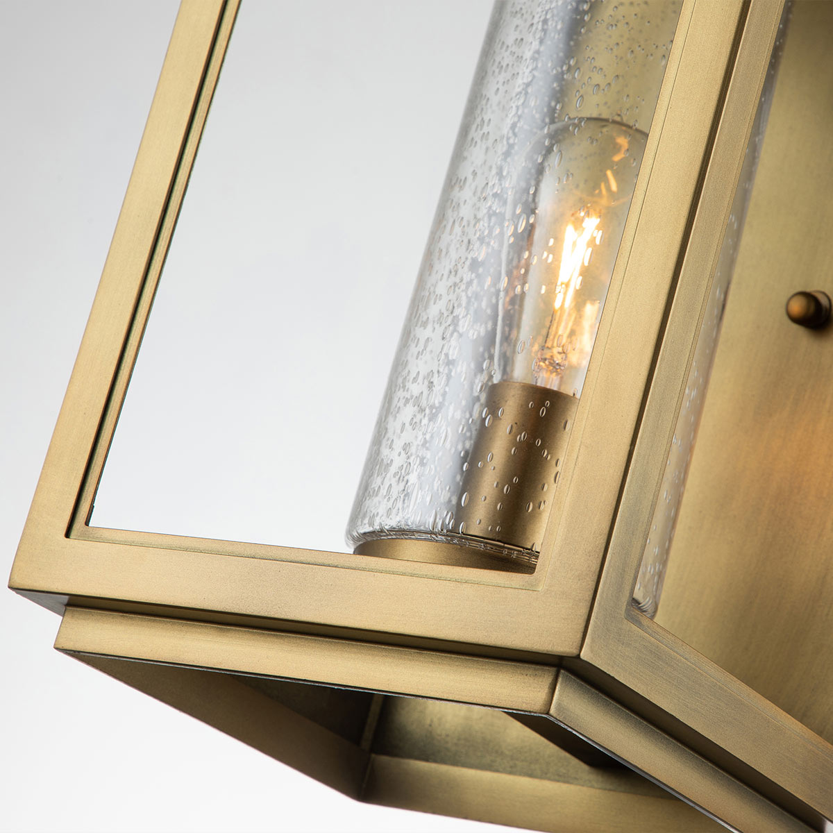 Atwater 52cm Latón lámpara de exterior De Elstead Lighting - Med IP44-klassning &auml;r Atwater skyddad mot fukt och v&auml;derp&aring;verkan, vilket g&ouml;r den till en elegant och l&aring;ngvarig l&ouml;sning f&ouml;r entr&eacute;er, uteplatser och tr&auml;dg&aring;rdsmilj&ouml;er.