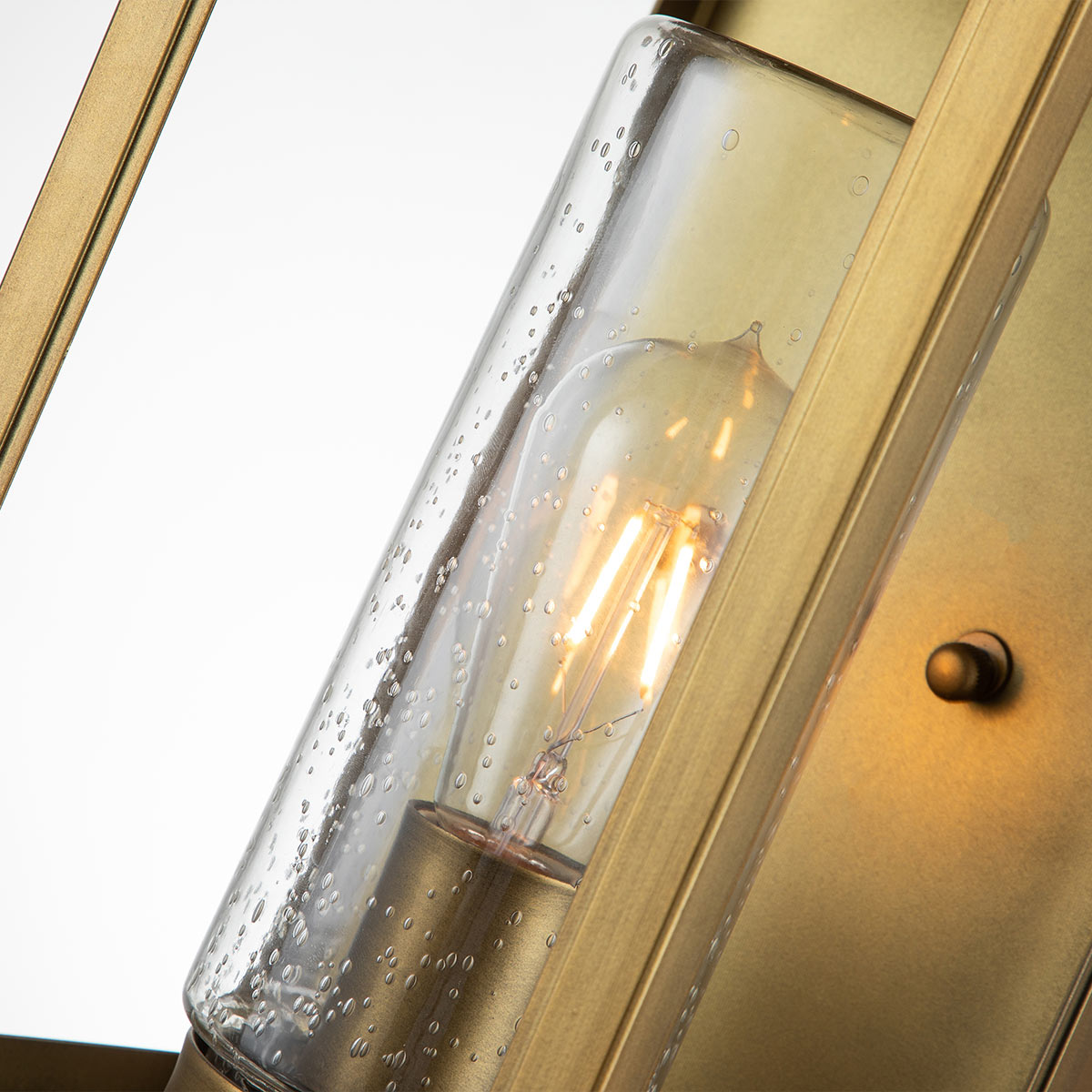 Atwater 45cm Latón lámpara de exterior De Elstead Lighting - Med IP44-klassning &auml;r Atwater skyddad mot fukt och v&auml;derp&aring;verkan, vilket g&ouml;r den till en elegant och l&aring;ngvarig l&ouml;sning f&ouml;r entr&eacute;er, uteplatser och tr&auml;dg&aring;rdsmilj&ouml;er.