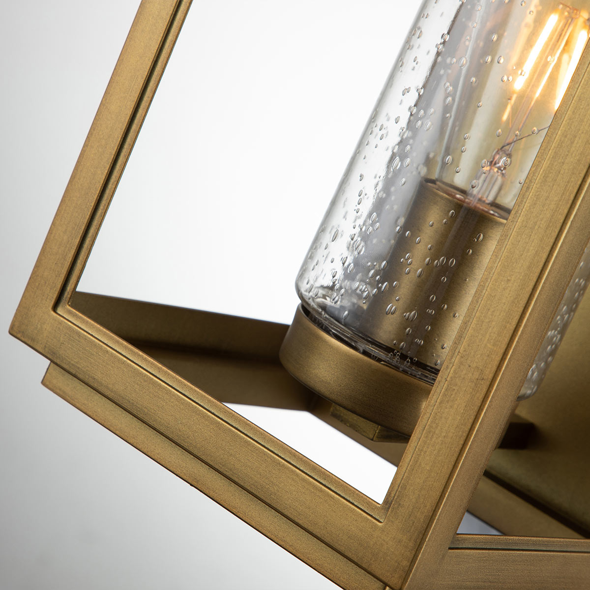Atwater 45cm Latón lámpara de exterior De Elstead Lighting - Med IP44-klassning &auml;r Atwater skyddad mot fukt och v&auml;derp&aring;verkan, vilket g&ouml;r den till en elegant och l&aring;ngvarig l&ouml;sning f&ouml;r entr&eacute;er, uteplatser och tr&auml;dg&aring;rdsmilj&ouml;er.