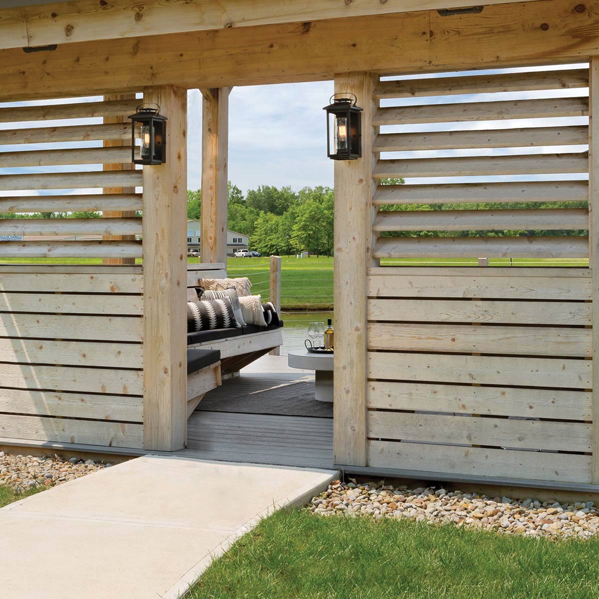 Atwater 35cm Negro lámpara de exterior De Elstead Lighting - Med IP44-klassning &auml;r Atwater skyddad mot fukt och v&auml;derp&aring;verkan, vilket g&ouml;r den till en elegant och l&aring;ngvarig l&ouml;sning f&ouml;r entr&eacute;er, uteplatser och tr&auml;dg&aring;rdsmilj&ouml;er.