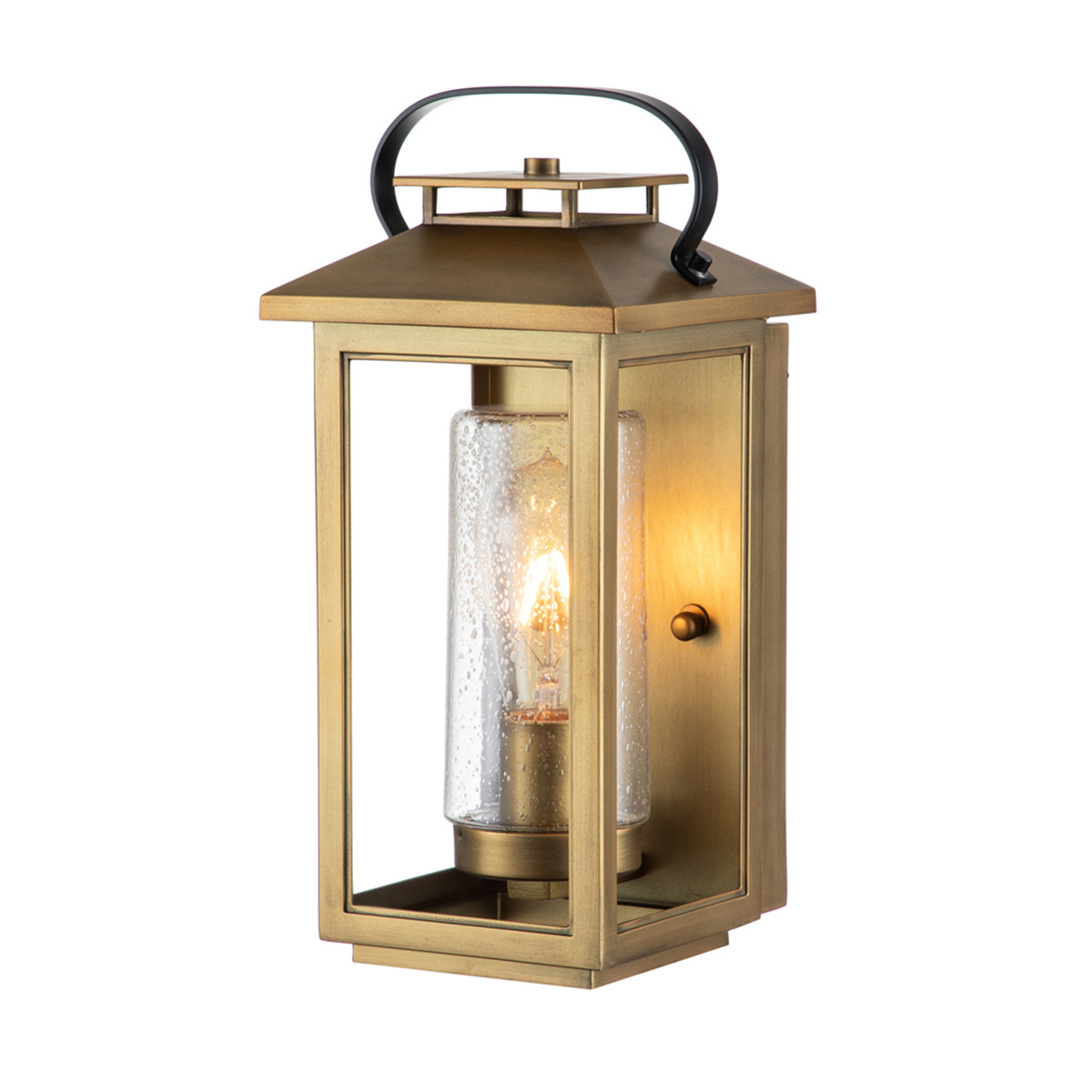 Atwater 35cm Latón lámpara de exterior De Elstead Lighting - Med IP44-klassning &auml;r Atwater skyddad mot fukt och v&auml;derp&aring;verkan, vilket g&ouml;r den till en elegant och l&aring;ngvarig l&ouml;sning f&ouml;r entr&eacute;er, uteplatser och tr&auml;dg&aring;rdsmilj&ouml;er.