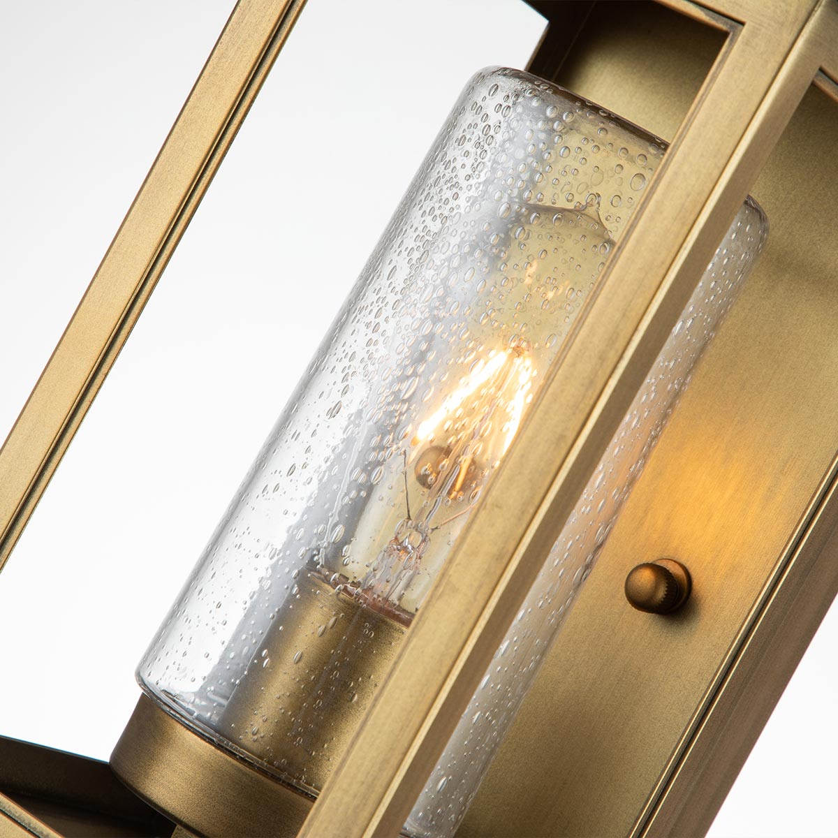 Atwater 35cm Latón lámpara de exterior De Elstead Lighting - Med IP44-klassning &auml;r Atwater skyddad mot fukt och v&auml;derp&aring;verkan, vilket g&ouml;r den till en elegant och l&aring;ngvarig l&ouml;sning f&ouml;r entr&eacute;er, uteplatser och tr&auml;dg&aring;rdsmilj&ouml;er.