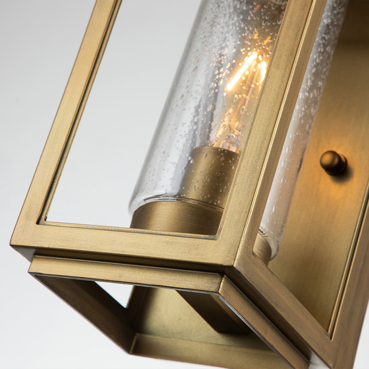 Atwater 35cm Latón lámpara de exterior De Elstead Lighting - Med IP44-klassning &auml;r Atwater skyddad mot fukt och v&auml;derp&aring;verkan, vilket g&ouml;r den till en elegant och l&aring;ngvarig l&ouml;sning f&ouml;r entr&eacute;er, uteplatser och tr&auml;dg&aring;rdsmilj&ouml;er.