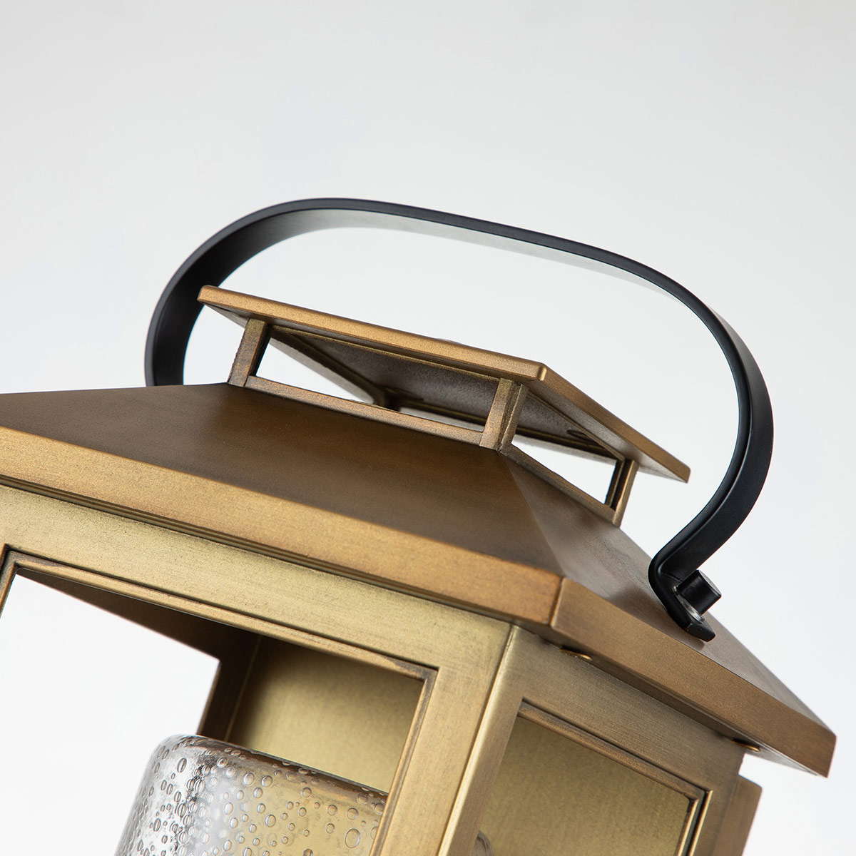 Atwater 35cm Latón lámpara de exterior De Elstead Lighting - Med IP44-klassning &auml;r Atwater skyddad mot fukt och v&auml;derp&aring;verkan, vilket g&ouml;r den till en elegant och l&aring;ngvarig l&ouml;sning f&ouml;r entr&eacute;er, uteplatser och tr&auml;dg&aring;rdsmilj&ouml;er.