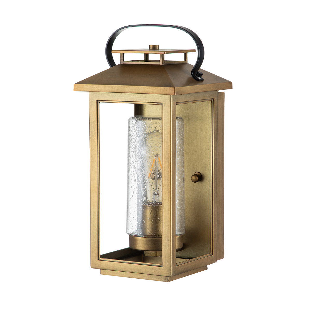Atwater 35cm Latón lámpara de exterior De Elstead Lighting - Med IP44-klassning &auml;r Atwater skyddad mot fukt och v&auml;derp&aring;verkan, vilket g&ouml;r den till en elegant och l&aring;ngvarig l&ouml;sning f&ouml;r entr&eacute;er, uteplatser och tr&auml;dg&aring;rdsmilj&ouml;er.