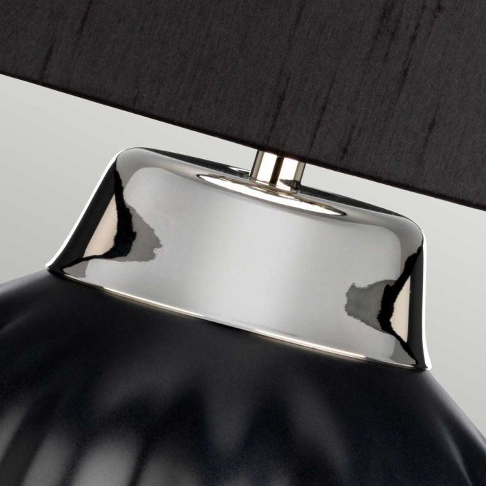 Bexley 56cm Negro lámpara de mesa De Elstead Lighting - Den levereras med en avsmalnande lampsk&auml;rm i svart konstsilke med en silverlaminerad insida, handgjord i Storbritannien.