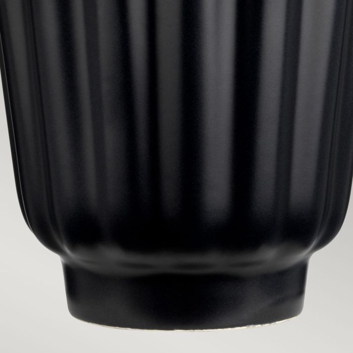 Bexley 56cm Negro lámpara de mesa De Elstead Lighting - Den levereras med en avsmalnande lampsk&auml;rm i svart konstsilke med en silverlaminerad insida, handgjord i Storbritannien.