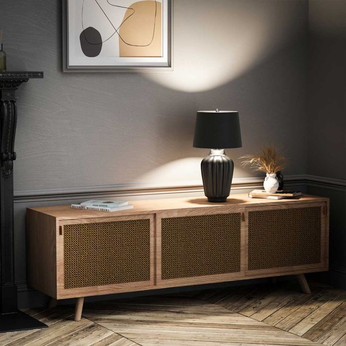 Bexley 56cm Negro lámpara de mesa De Elstead Lighting - Den levereras med en avsmalnande lampsk&auml;rm i svart konstsilke med en silverlaminerad insida, handgjord i Storbritannien.