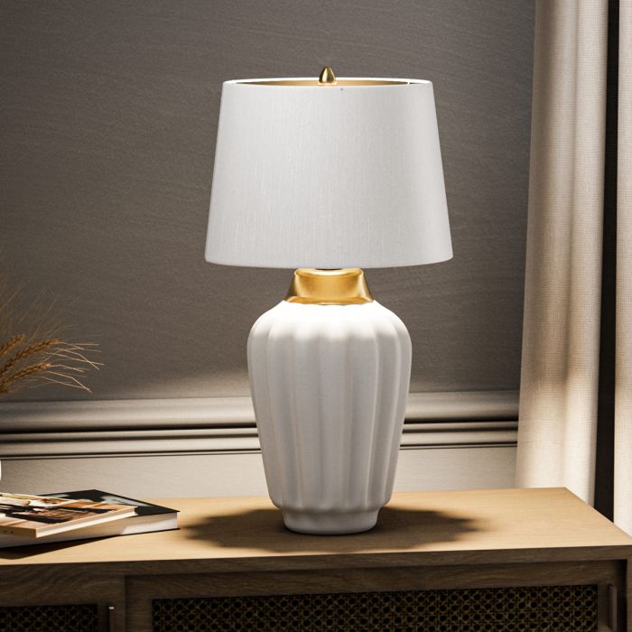 Bexley 56cm Blanco lámpara de mesa De Elstead Lighting - Den levereras med en avsmalnande lampsk&auml;rm i ljus elfenbensf&auml;rgad konstsilke med en m&auml;ssingf&auml;rgad insida, handgjord i Storbritannien.