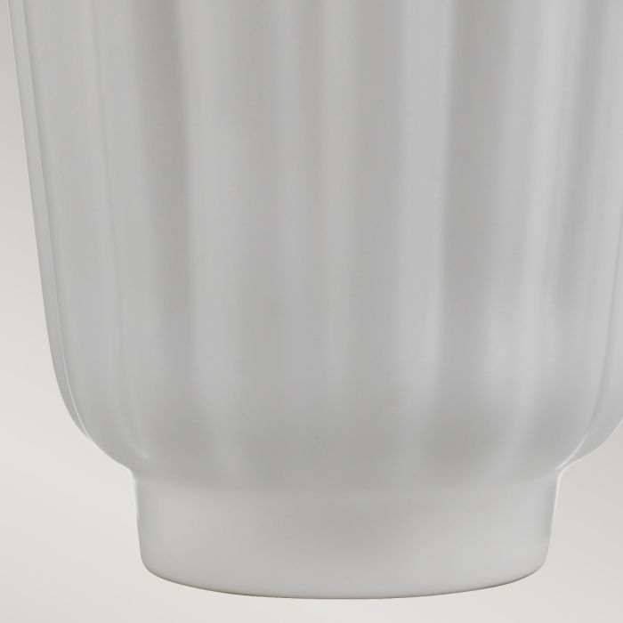 Bexley 56cm Blanco lámpara de mesa De Elstead Lighting - Den levereras med en avsmalnande lampsk&auml;rm i ljus elfenbensf&auml;rgad konstsilke med en silverlaminerad insida, handgjord i Storbritannien.