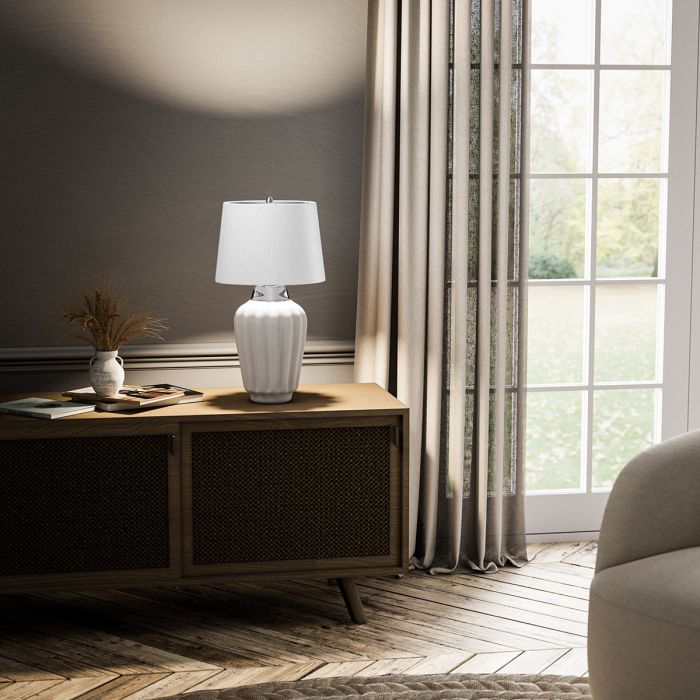 Bexley 56cm Blanco lámpara de mesa De Elstead Lighting - Den levereras med en avsmalnande lampsk&auml;rm i ljus elfenbensf&auml;rgad konstsilke med en silverlaminerad insida, handgjord i Storbritannien.