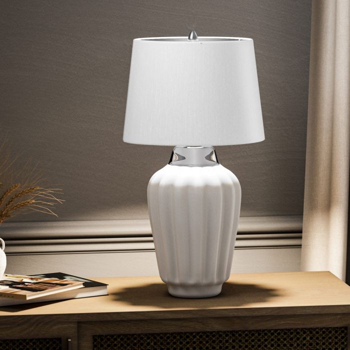 Bexley 56cm Blanco lámpara de mesa De Elstead Lighting - Den levereras med en avsmalnande lampsk&auml;rm i ljus elfenbensf&auml;rgad konstsilke med en silverlaminerad insida, handgjord i Storbritannien.
