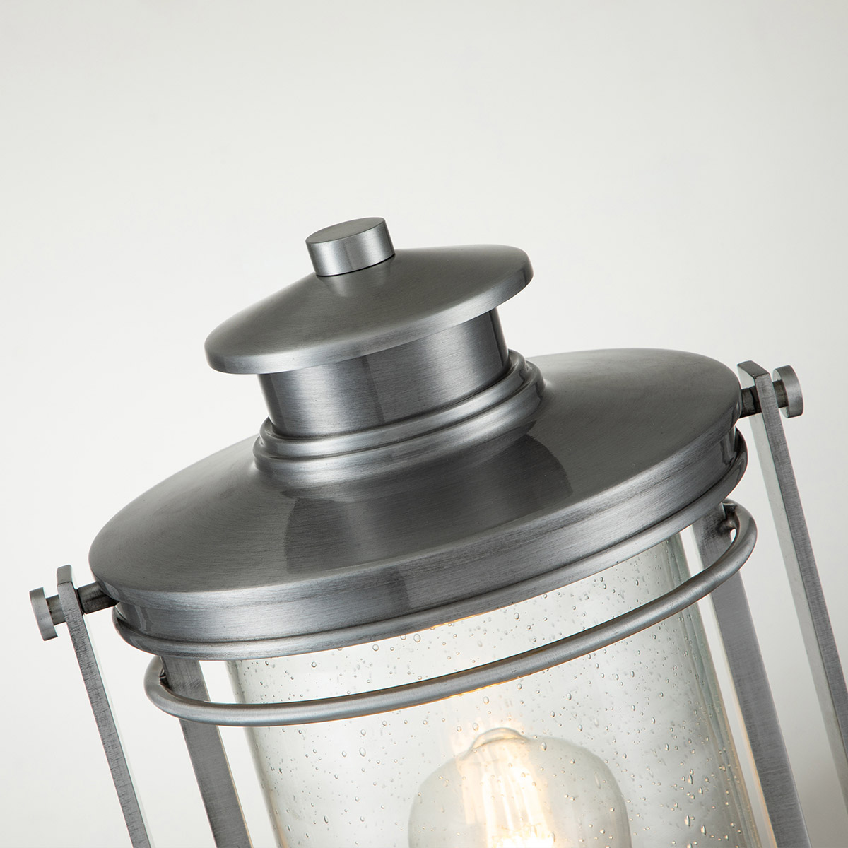 Booker 47cm Aluminio De Elstead Lighting - Booker &auml;r en stilfull och robust portlykta med en design inspirerad av klassiska marina lanternor.