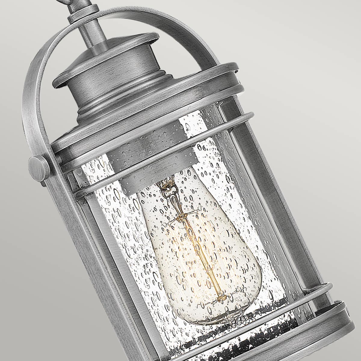 Booker 28cm Aluminio De Elstead Lighting - Booker &auml;r en stilfull och robust takpendel med en design inspirerad av klassiska marina lanternor.