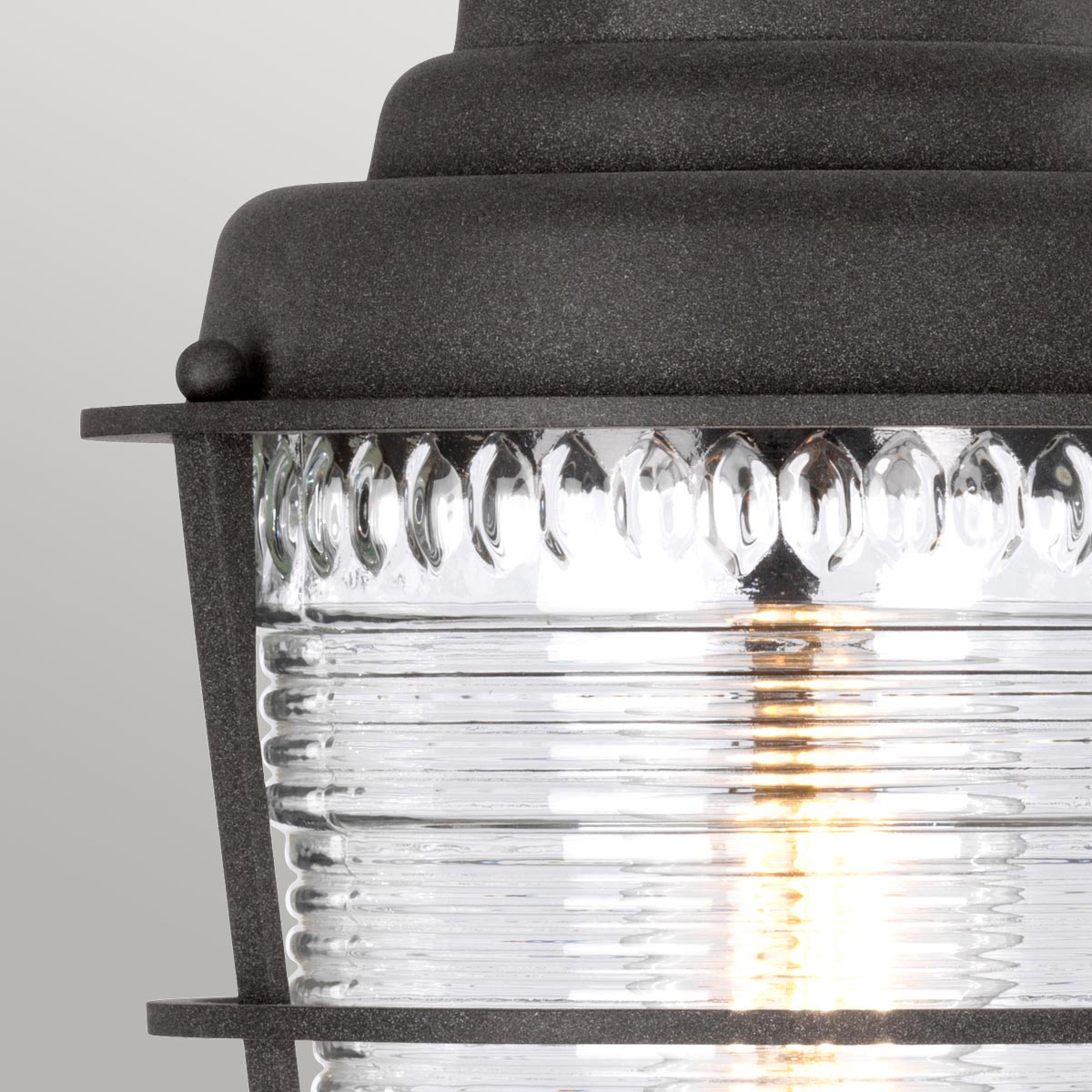 Chance Harbor 50cm Zinc De Elstead Lighting - Con clase de protección IP44, está protegido contra la intemperie y el viento y, por lo tanto, es perfecto para uso exterior en zonas de entrada, en caminos de jardín o en terrazas.