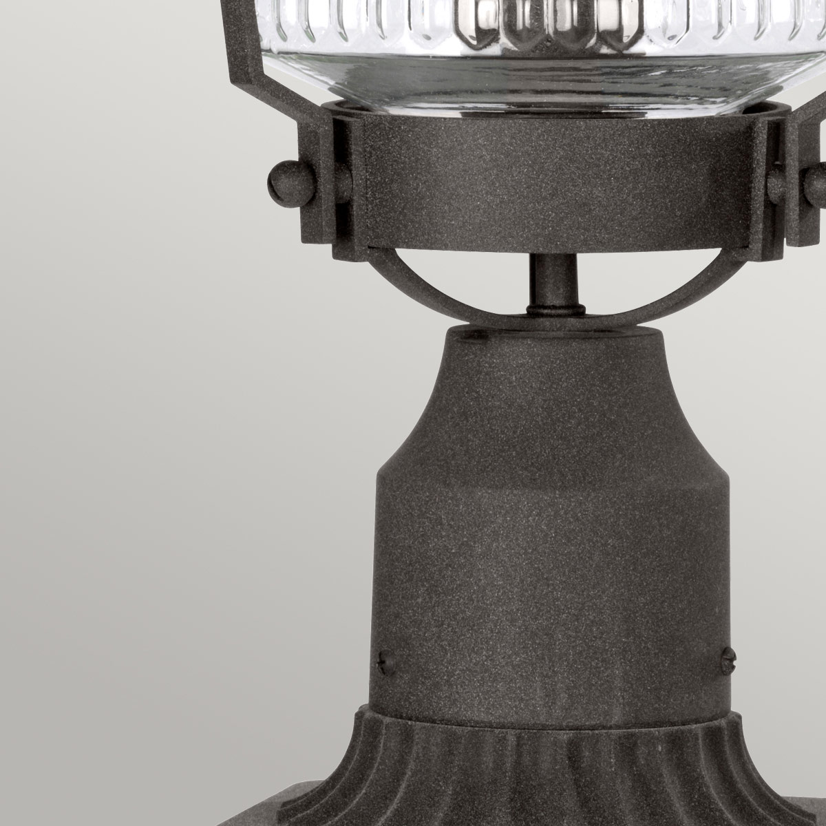 Chance Harbor 50cm Zinc De Elstead Lighting - Con clase de protección IP44, está protegido contra la intemperie y el viento y, por lo tanto, es perfecto para uso exterior en zonas de entrada, en caminos de jardín o en terrazas.