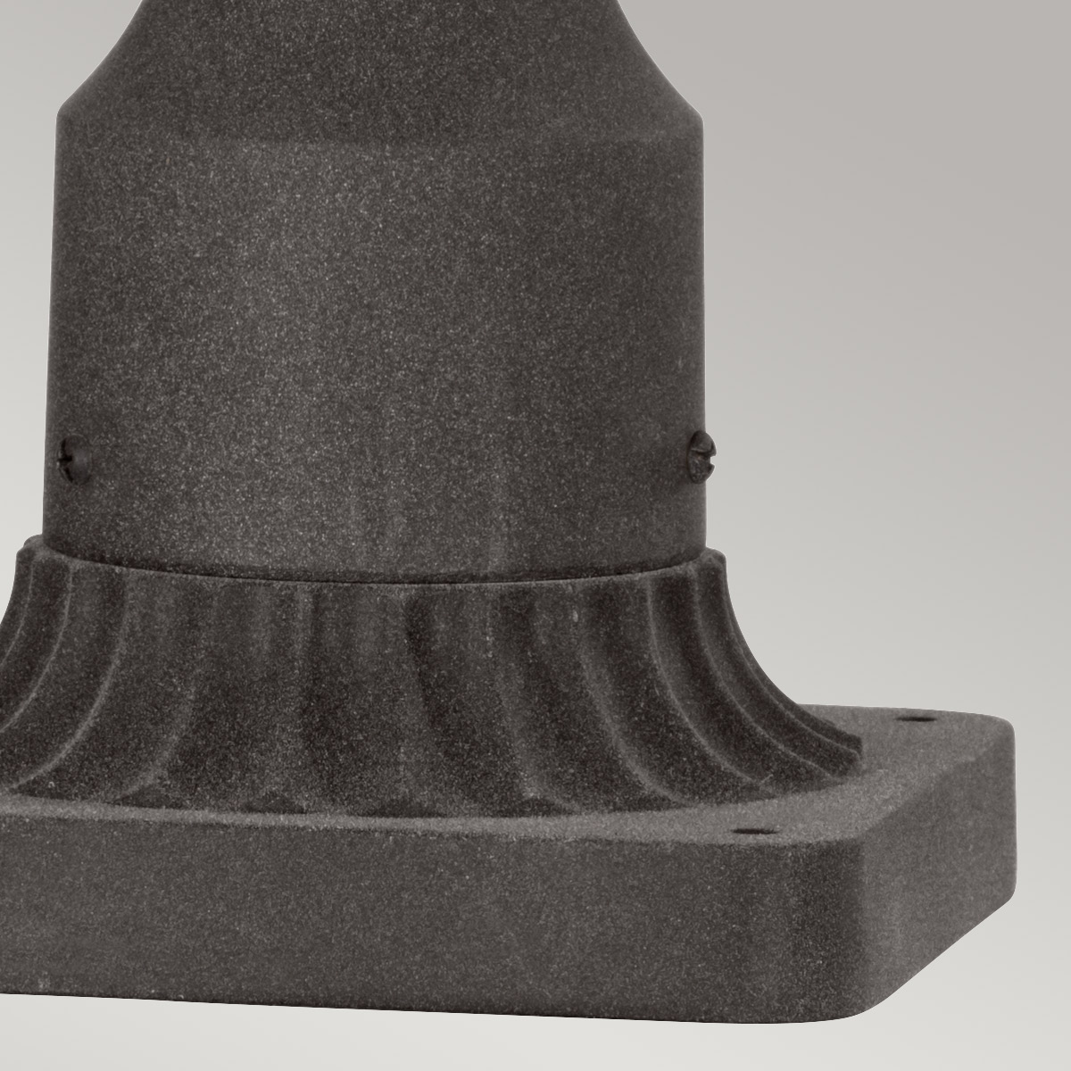 Chance Harbor 50cm Zinc De Elstead Lighting - Con clase de protección IP44, está protegido contra la intemperie y el viento y, por lo tanto, es perfecto para uso exterior en zonas de entrada, en caminos de jardín o en terrazas.