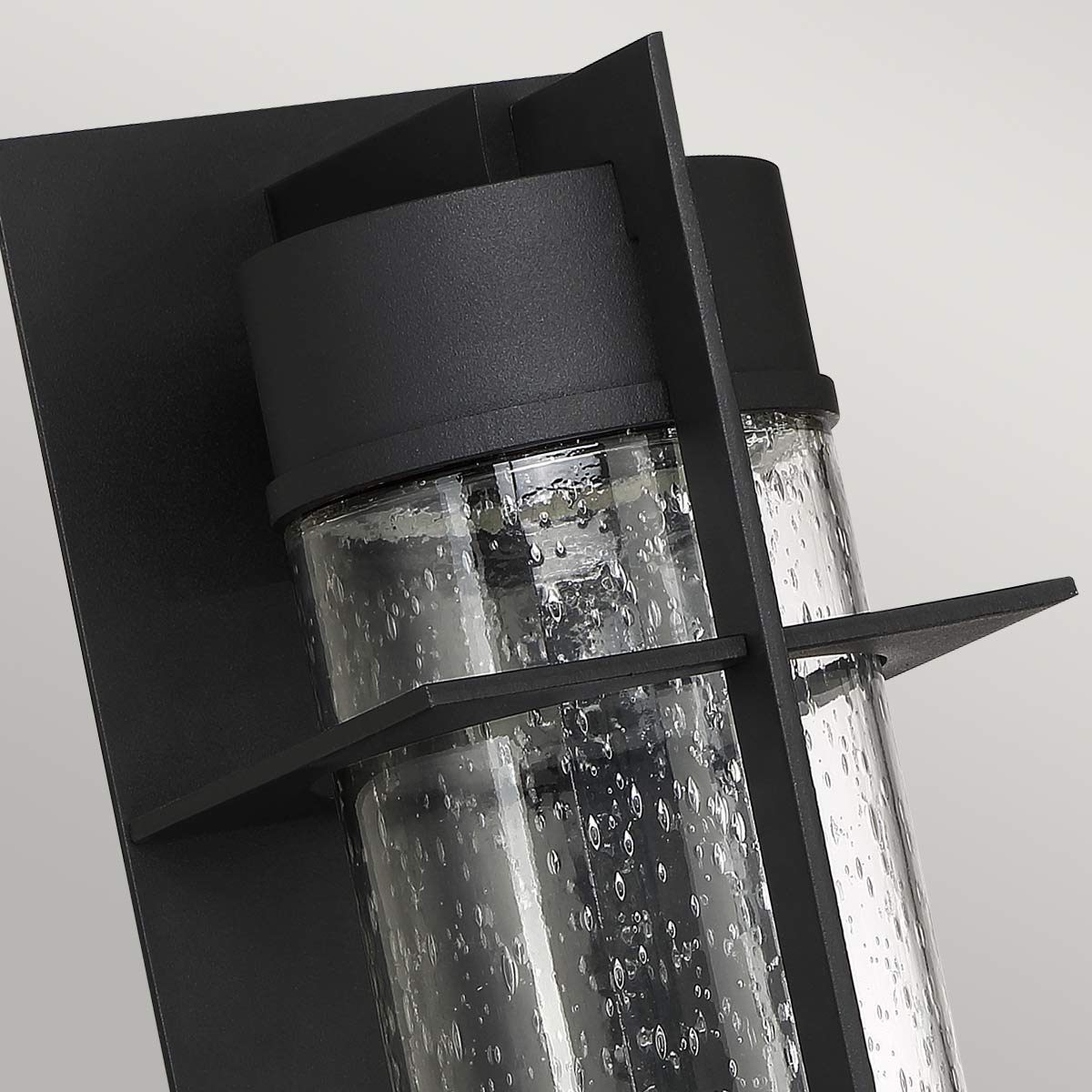 Eames 40cm Negro lámpara de exterior De Elstead Lighting - Eames &auml;r en modern och stilren fasadlampa med en industriell touch.