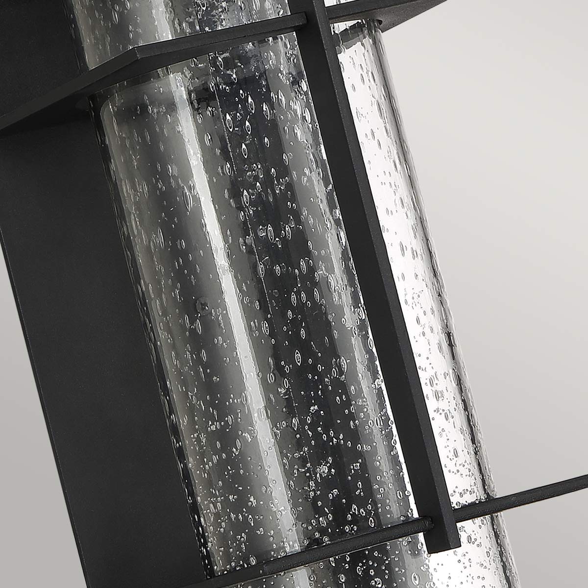 Eames 40cm Negro lámpara de exterior De Elstead Lighting - Eames &auml;r en modern och stilren fasadlampa med en industriell touch.